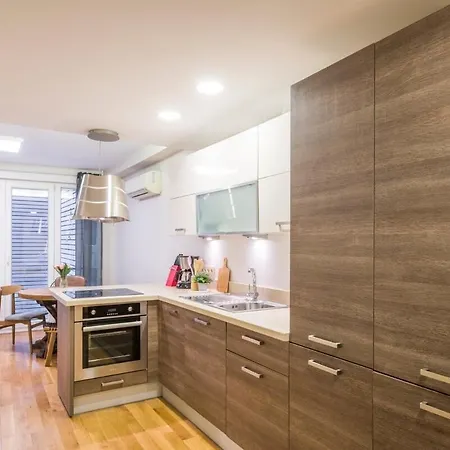 Lejlighed Modern 2 Bedroom Duplex With Garden In Cihangir Istanbul