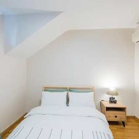 Modern 2 Bedroom Duplex With Garden In Cihangir Lejlighed