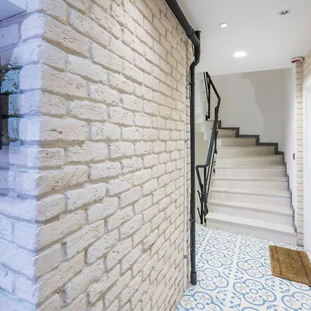 Modern 2 Bedroom Duplex With Garden In Cihangir Istanbul